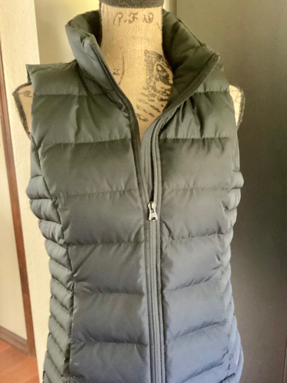 Women’s Lands’ End Black Down Puffer Vest Full Zip Size Small (6-8)